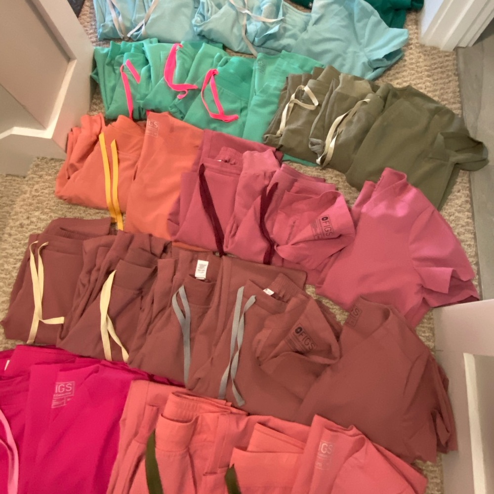 WEAR FIGS SCRUB COLLECTION - ALL COLORS 💕 - Picture 8 of 14